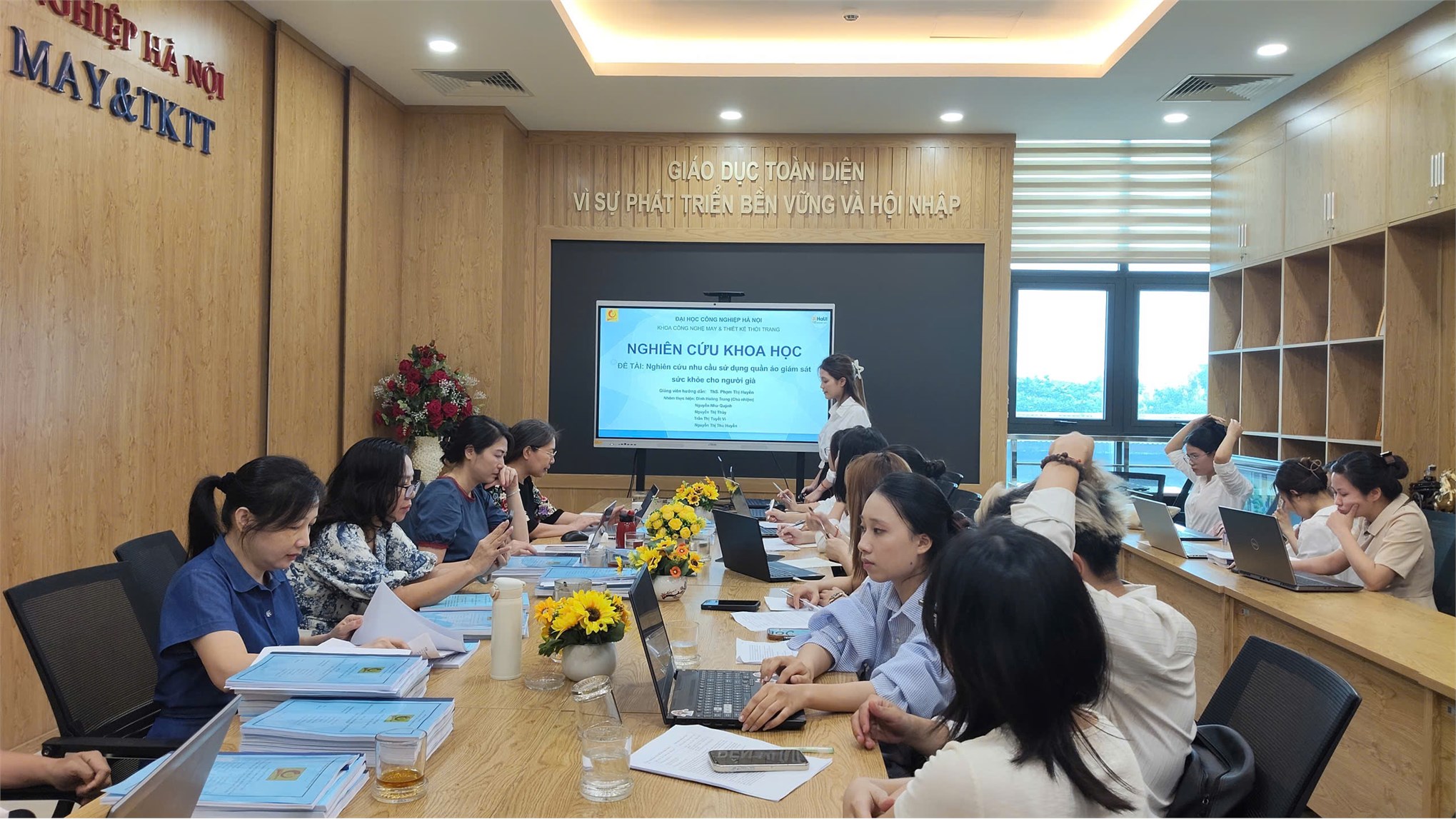Dấu ấn sáng tạo và khát vọng ứng dụng tại hội nghị sinh viên nghiên cứu khoa học lần thứ XVII Khoa Công nghệ May & Thiết kế thời trang