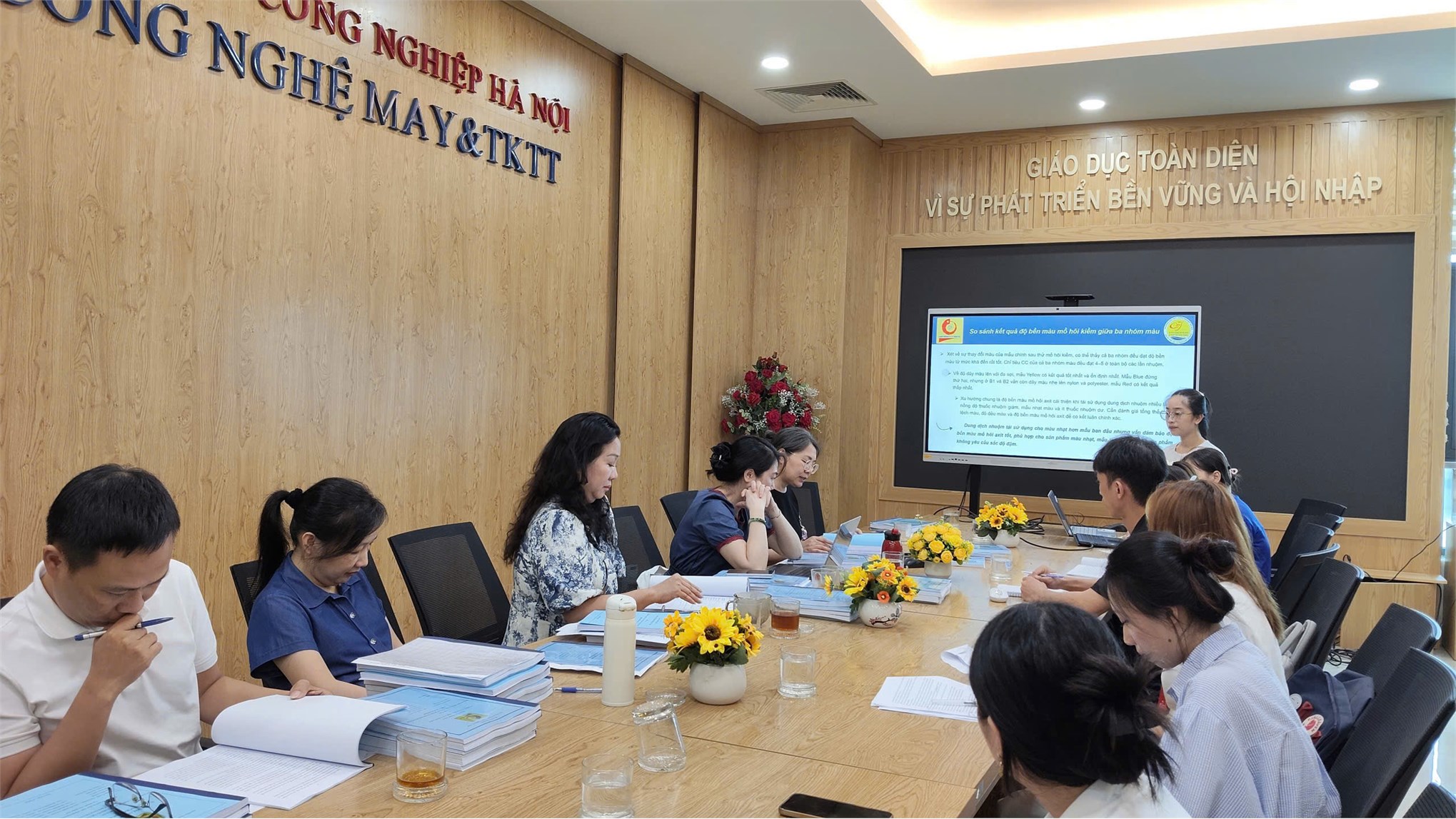 Dấu ấn sáng tạo và khát vọng ứng dụng tại hội nghị sinh viên nghiên cứu khoa học lần thứ XVII Khoa Công nghệ May & Thiết kế thời trang