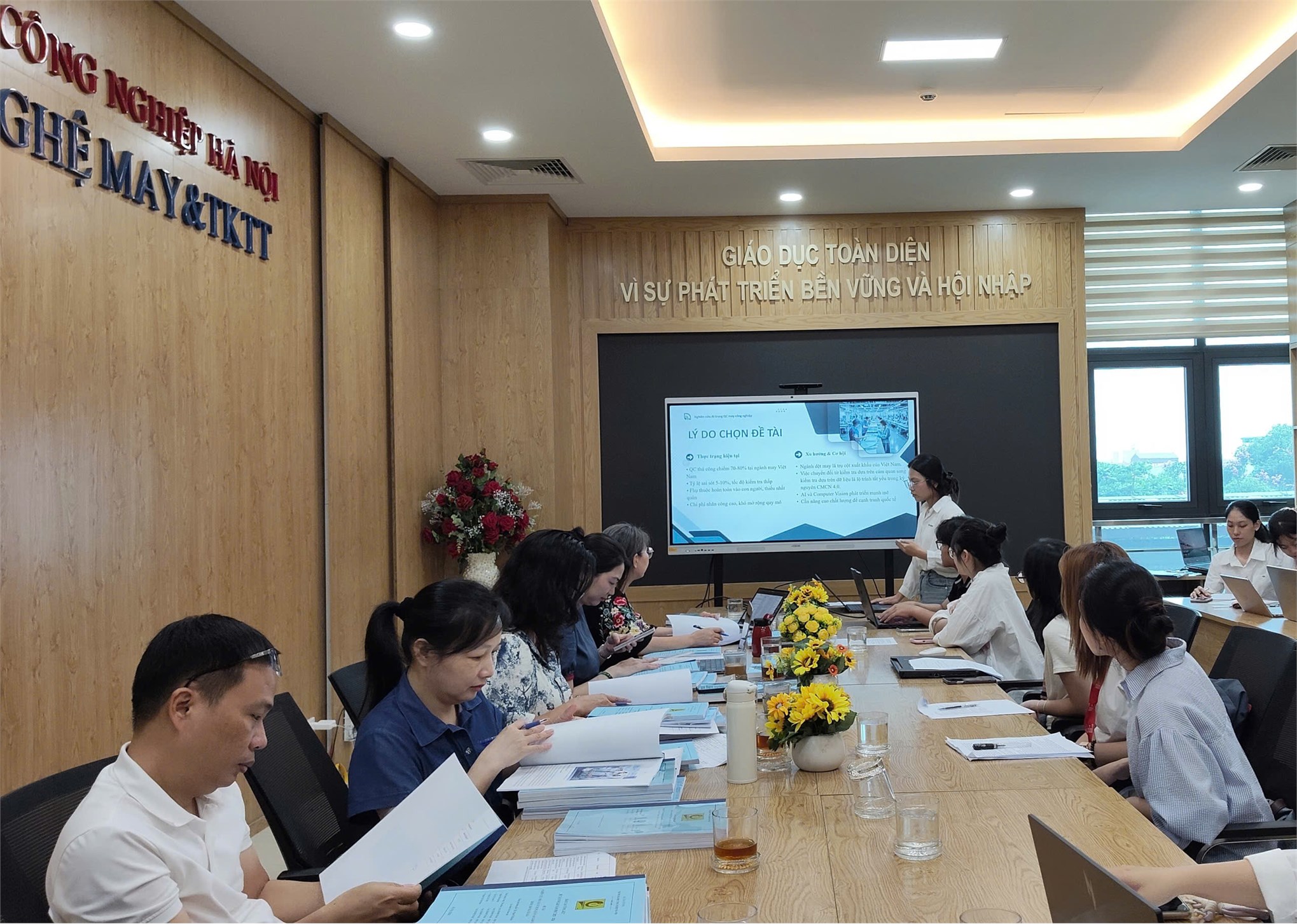 Dấu ấn sáng tạo và khát vọng ứng dụng tại hội nghị sinh viên nghiên cứu khoa học lần thứ XVII Khoa Công nghệ May & Thiết kế thời trang