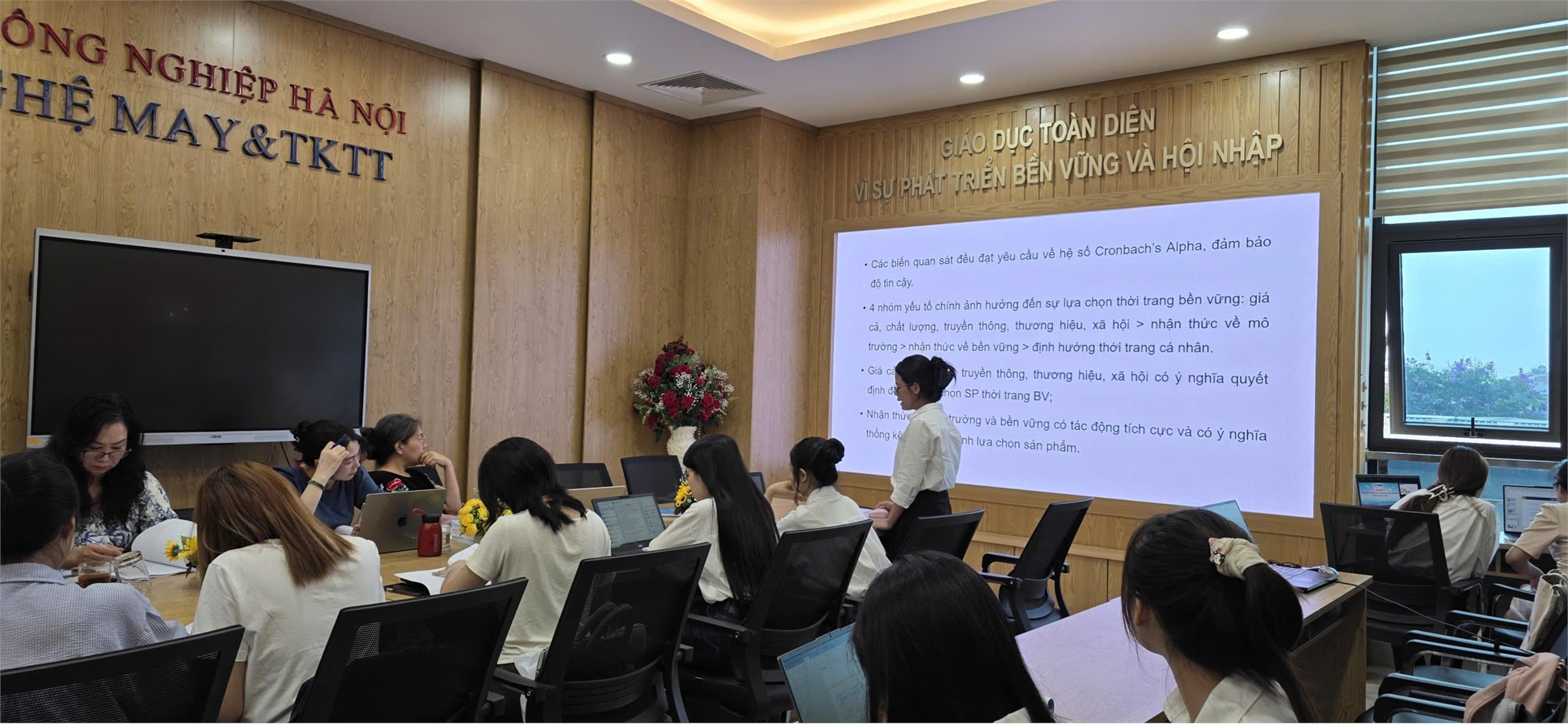 Dấu ấn sáng tạo và khát vọng ứng dụng tại hội nghị sinh viên nghiên cứu khoa học lần thứ XVII Khoa Công nghệ May & Thiết kế thời trang