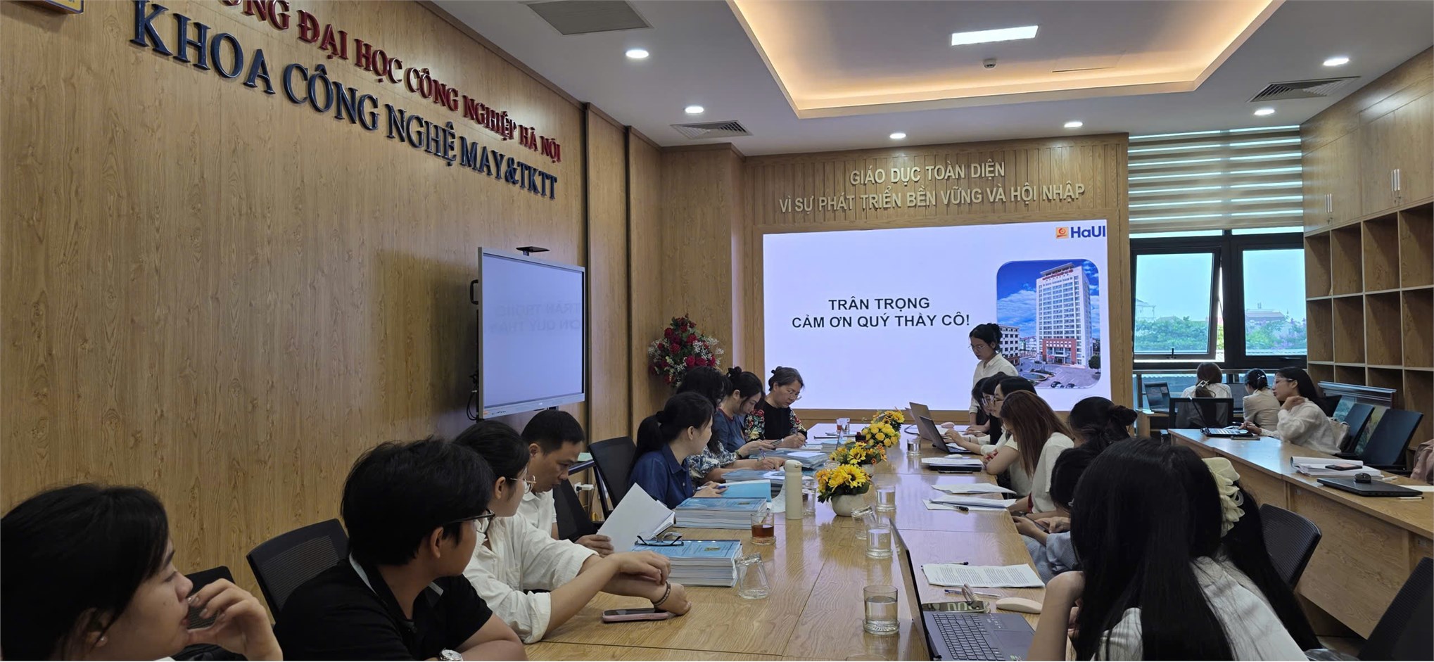 Dấu ấn sáng tạo và khát vọng ứng dụng tại hội nghị sinh viên nghiên cứu khoa học lần thứ XVII Khoa Công nghệ May & Thiết kế thời trang