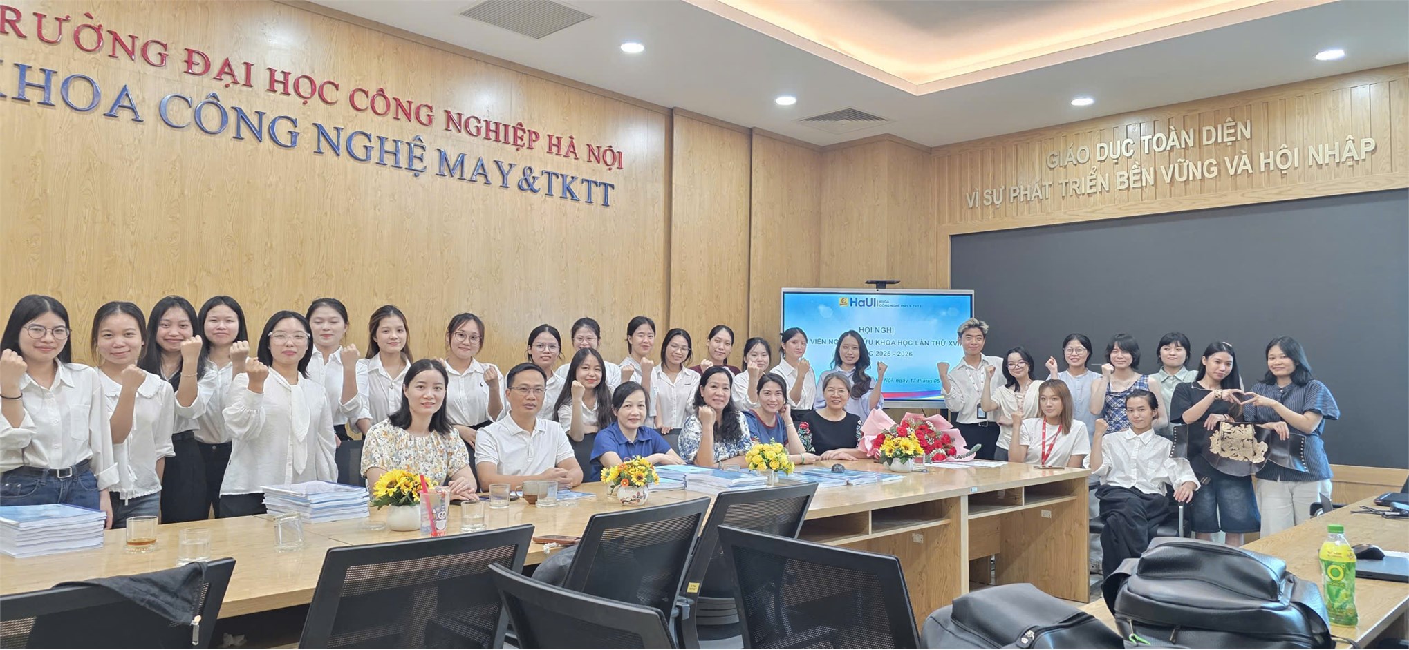 Dấu ấn sáng tạo và khát vọng ứng dụng tại hội nghị sinh viên nghiên cứu khoa học lần thứ XVII Khoa Công nghệ May & Thiết kế thời trang