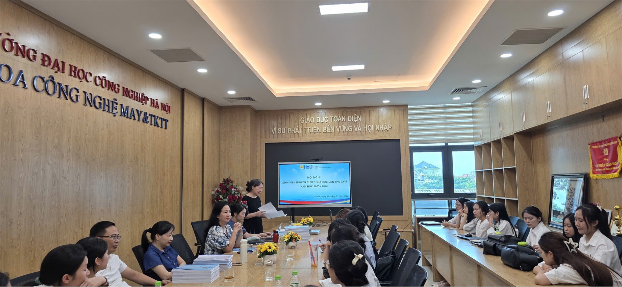 Dấu ấn sáng tạo và khát vọng ứng dụng tại hội nghị sinh viên nghiên cứu khoa học lần thứ XVII Khoa Công nghệ May & Thiết kế thời trang
