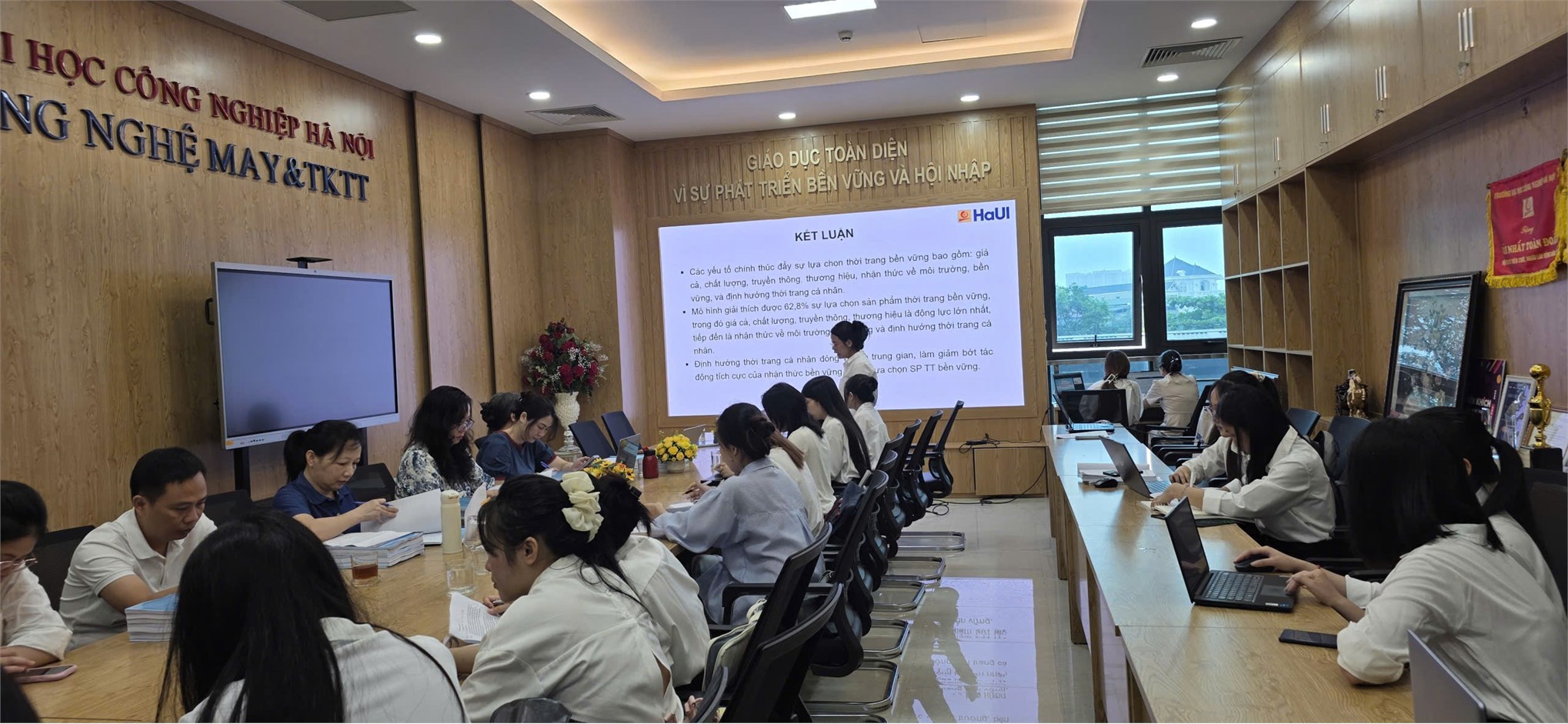 Dấu ấn sáng tạo và khát vọng ứng dụng tại hội nghị sinh viên nghiên cứu khoa học lần thứ XVII Khoa Công nghệ May & Thiết kế thời trang