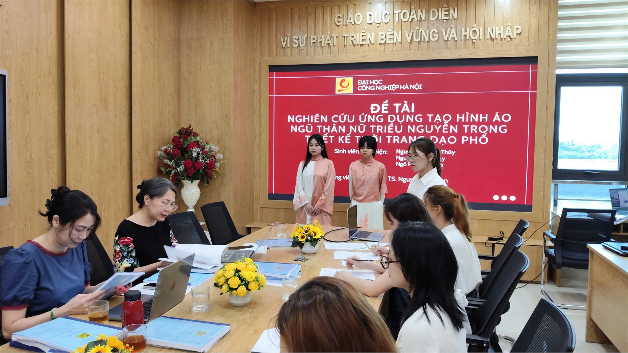 Dấu ấn sáng tạo và khát vọng ứng dụng tại hội nghị sinh viên nghiên cứu khoa học lần thứ XVII Khoa Công nghệ May & Thiết kế thời trang