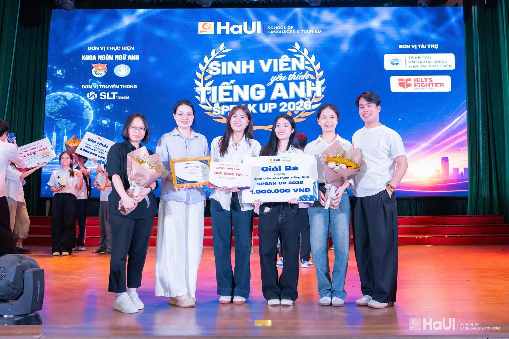 TỰ HÀO SINH VIÊN KHOA CÔNG NGHỆ MAY VÀ THIẾT KẾ THỜI TRANG TỎA SÁNG VỚI GIẢI NHÌ TẠI CUỘC THI HÙNG BIỆN TIẾNG ANH “SPEAKUP 2026”