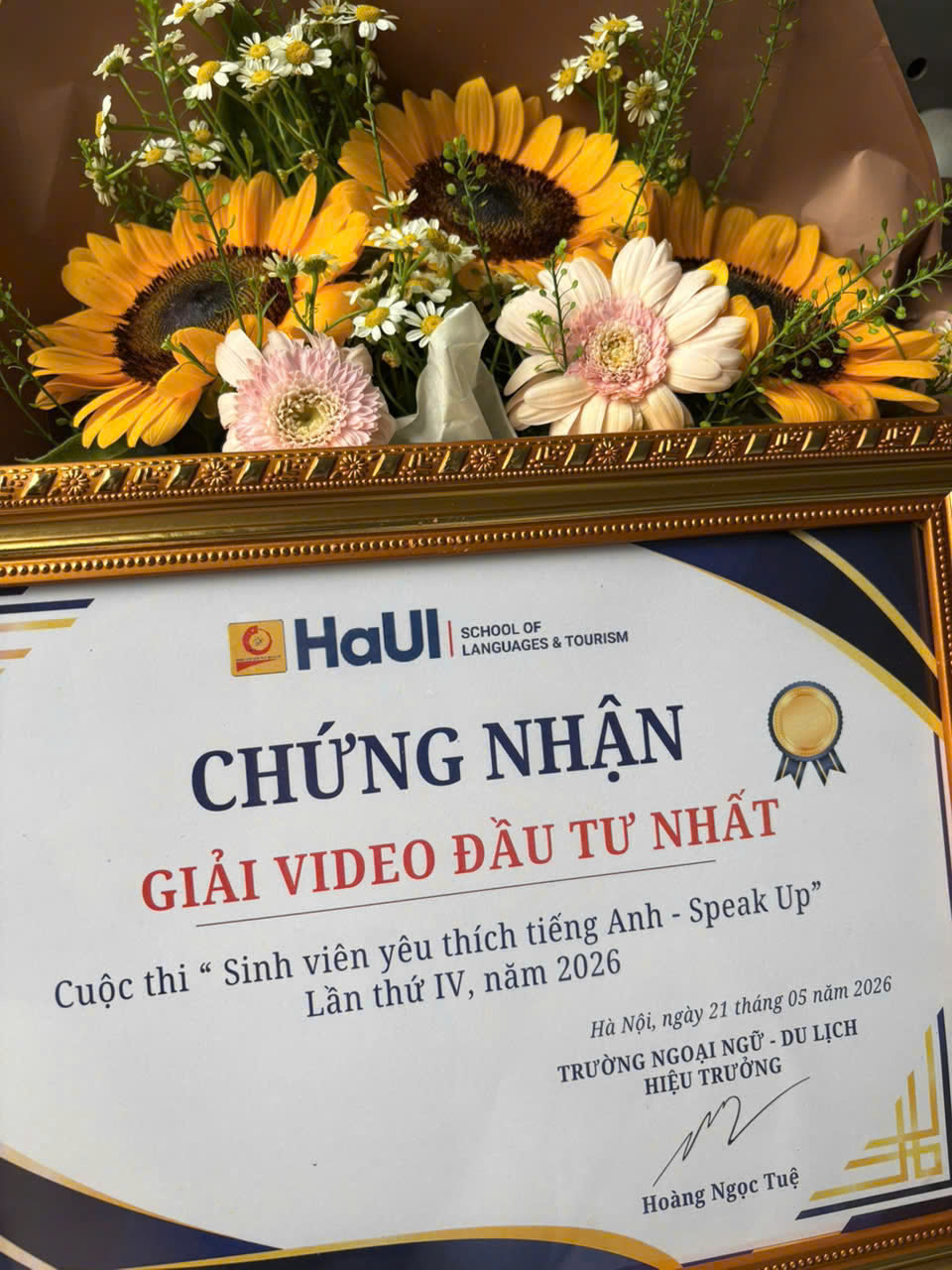 TỰ HÀO SINH VIÊN KHOA CÔNG NGHỆ MAY VÀ THIẾT KẾ THỜI TRANG TỎA SÁNG VỚI GIẢI NHÌ TẠI CUỘC THI HÙNG BIỆN TIẾNG ANH “SPEAKUP 2026”