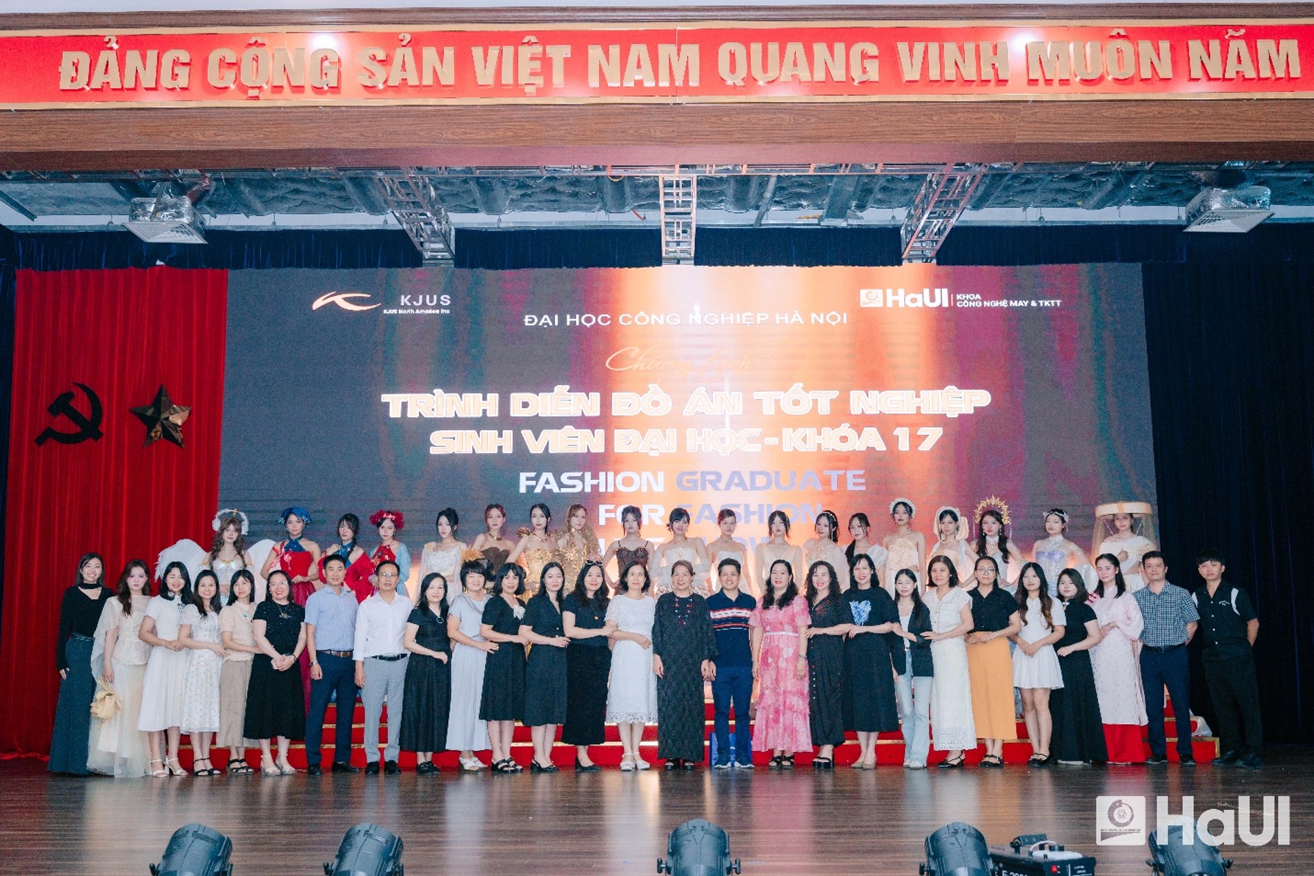 Từ giảng đường sáng tạo đến sàn diễn bài tốt nghiệp: Sinh viên ngành Thiết kế thời trang khẳng định bản lĩnh tại Đại học Công nghiệp Hà Nội