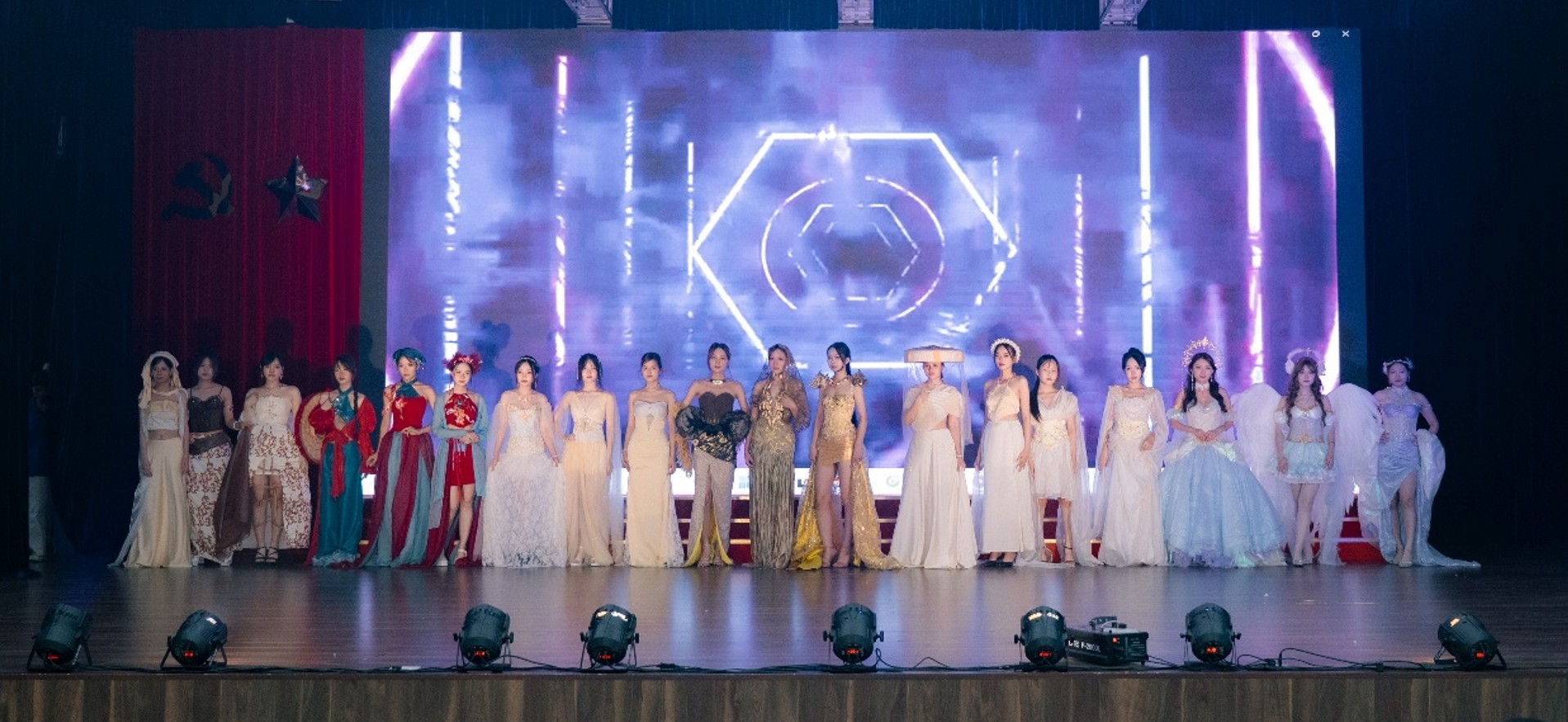 Từ giảng đường sáng tạo đến sàn diễn bài tốt nghiệp: Sinh viên ngành Thiết kế thời trang khẳng định bản lĩnh tại Đại học Công nghiệp Hà Nội