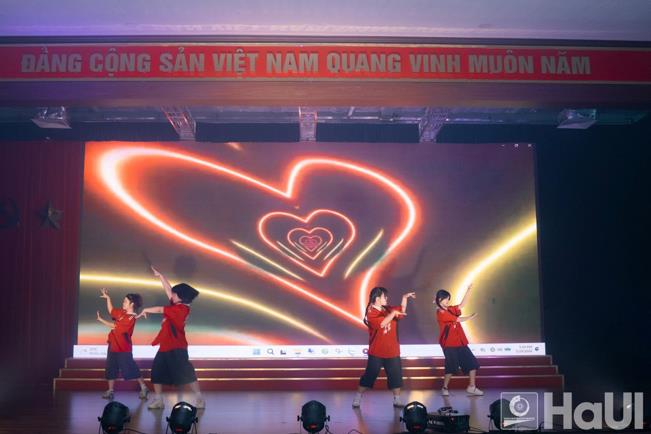 Từ giảng đường sáng tạo đến sàn diễn bài tốt nghiệp: Sinh viên ngành Thiết kế thời trang khẳng định bản lĩnh tại Đại học Công nghiệp Hà Nội