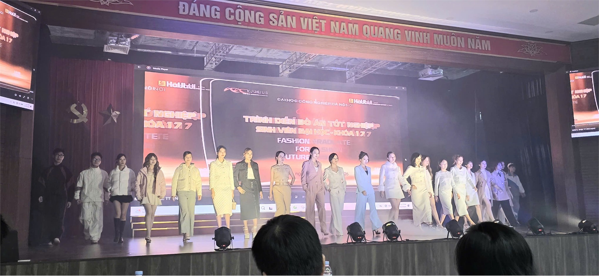 Từ ý tưởng đến đơn hàng thực tế: Ngành Công nghệ dệt, may khẳng định năng lực đào tạo qua màn trình diễn thời trang ứng dụng tại Đại học công nghiệp Hà Nội