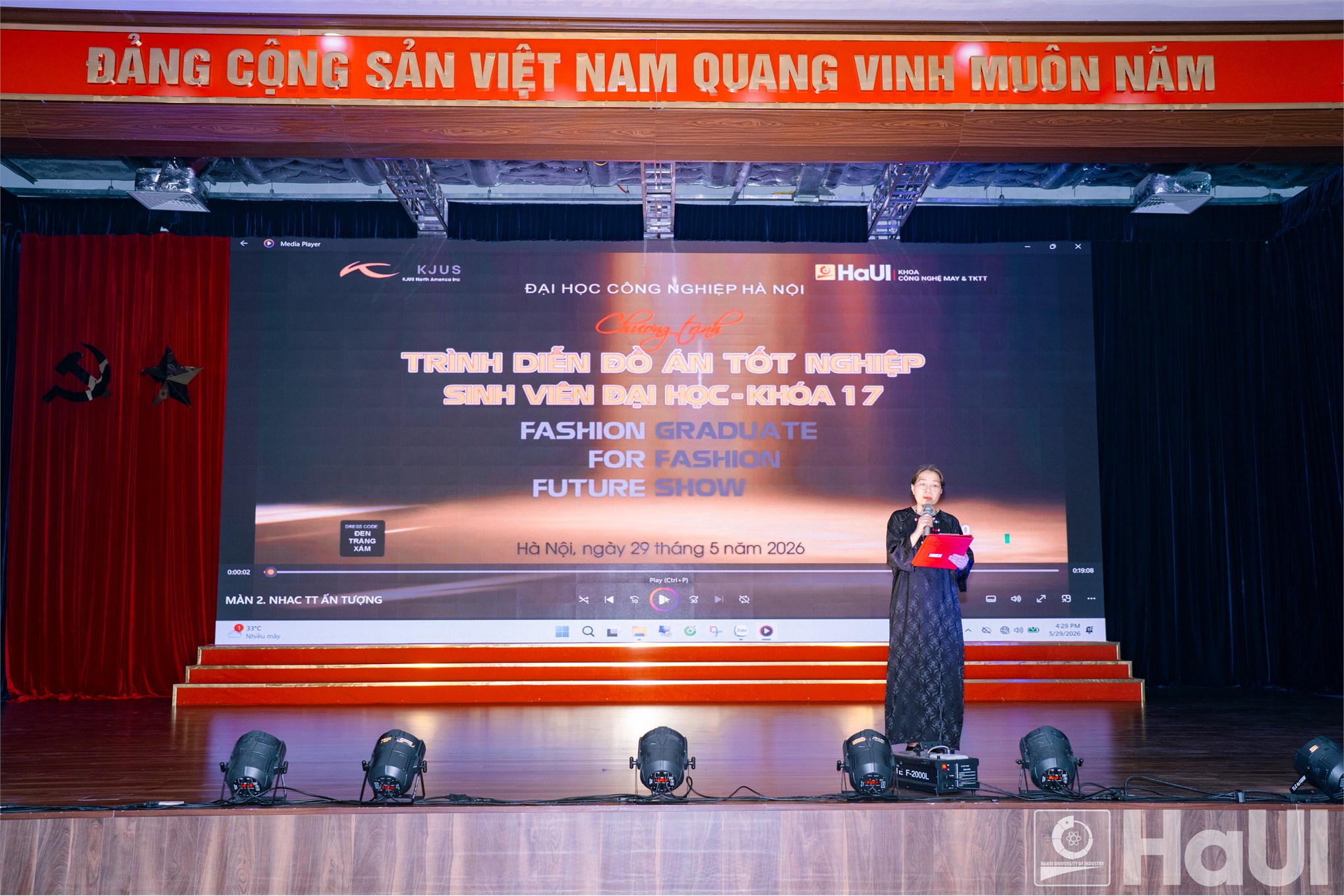Từ ý tưởng đến đơn hàng thực tế: Ngành Công nghệ dệt, may khẳng định năng lực đào tạo qua màn trình diễn thời trang ứng dụng tại Đại học công nghiệp Hà Nội