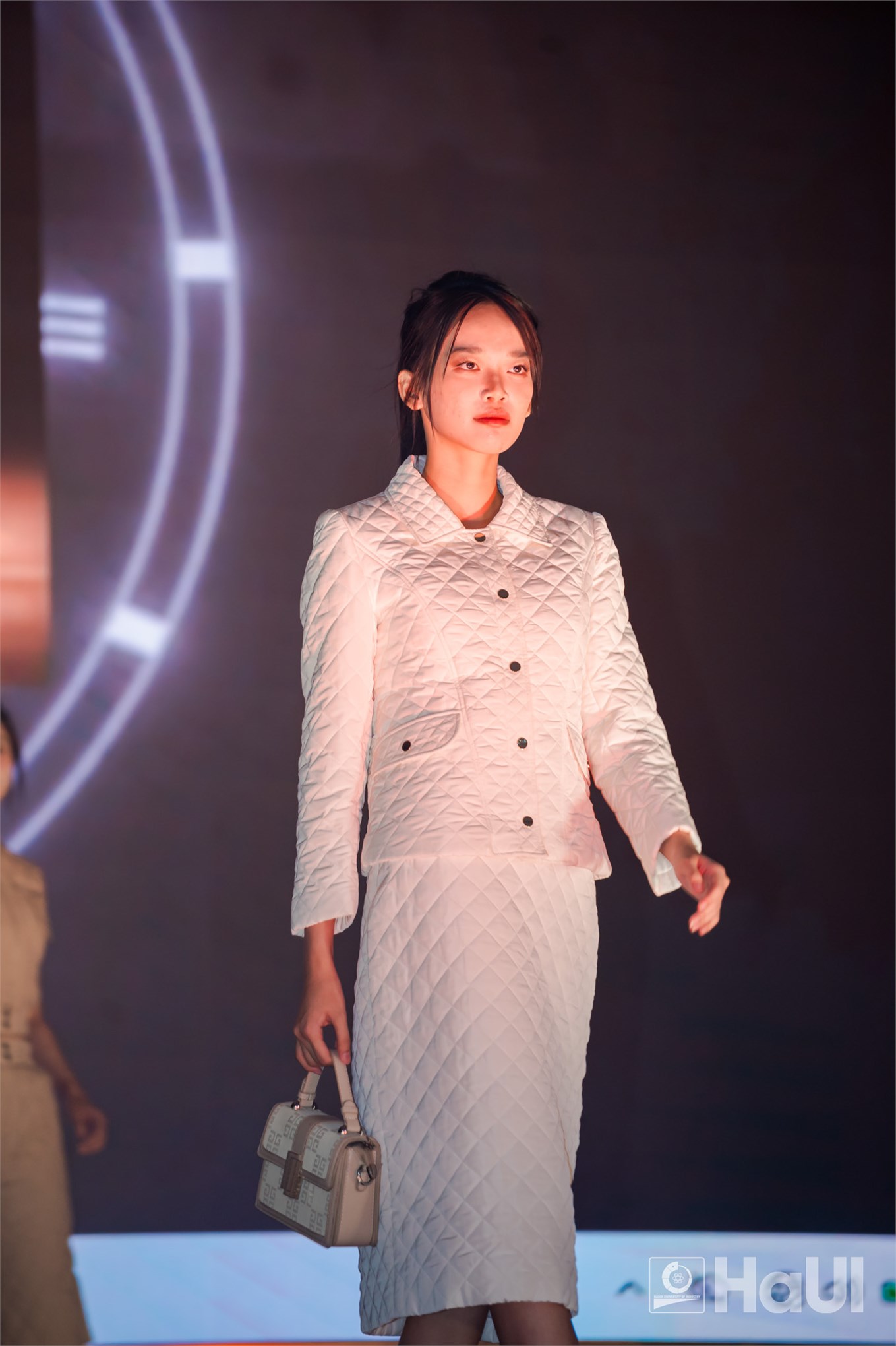 Từ ý tưởng đến đơn hàng thực tế: Ngành Công nghệ dệt, may khẳng định năng lực đào tạo qua màn trình diễn thời trang ứng dụng tại Đại học công nghiệp Hà Nội