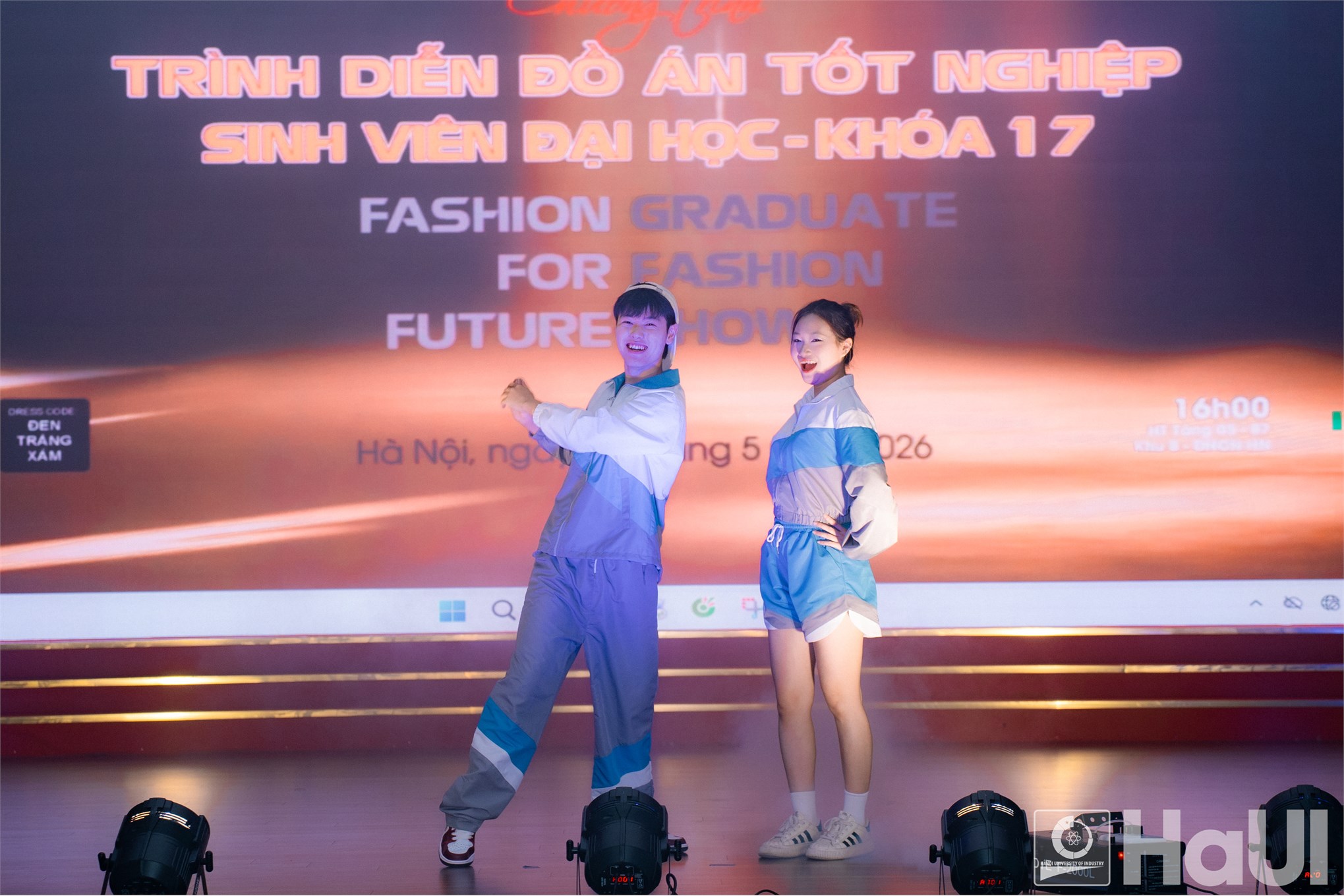 Từ ý tưởng đến đơn hàng thực tế: Ngành Công nghệ dệt, may khẳng định năng lực đào tạo qua màn trình diễn thời trang ứng dụng tại Đại học công nghiệp Hà Nội