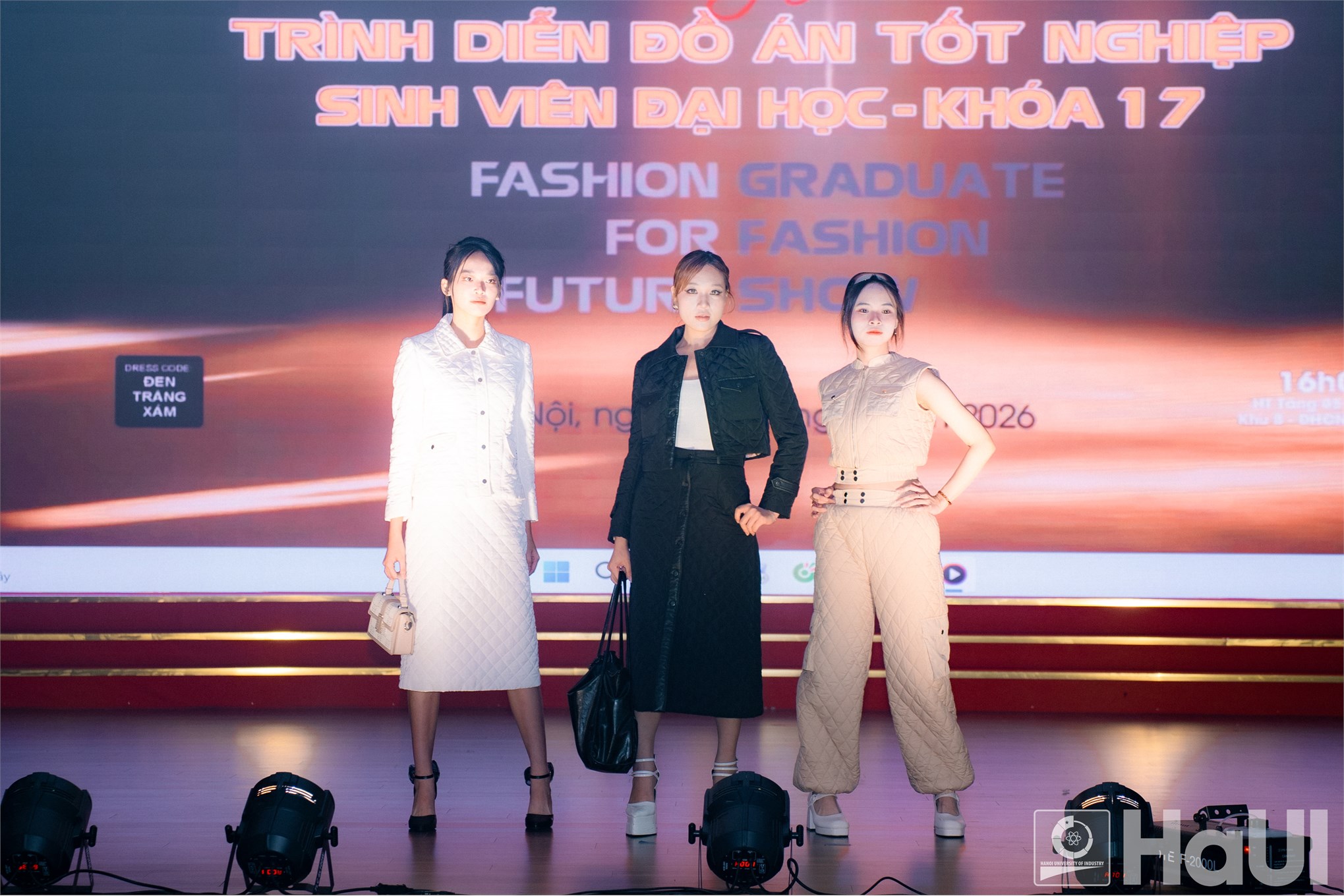 Từ ý tưởng đến đơn hàng thực tế: Ngành Công nghệ dệt, may khẳng định năng lực đào tạo qua màn trình diễn thời trang ứng dụng tại Đại học công nghiệp Hà Nội