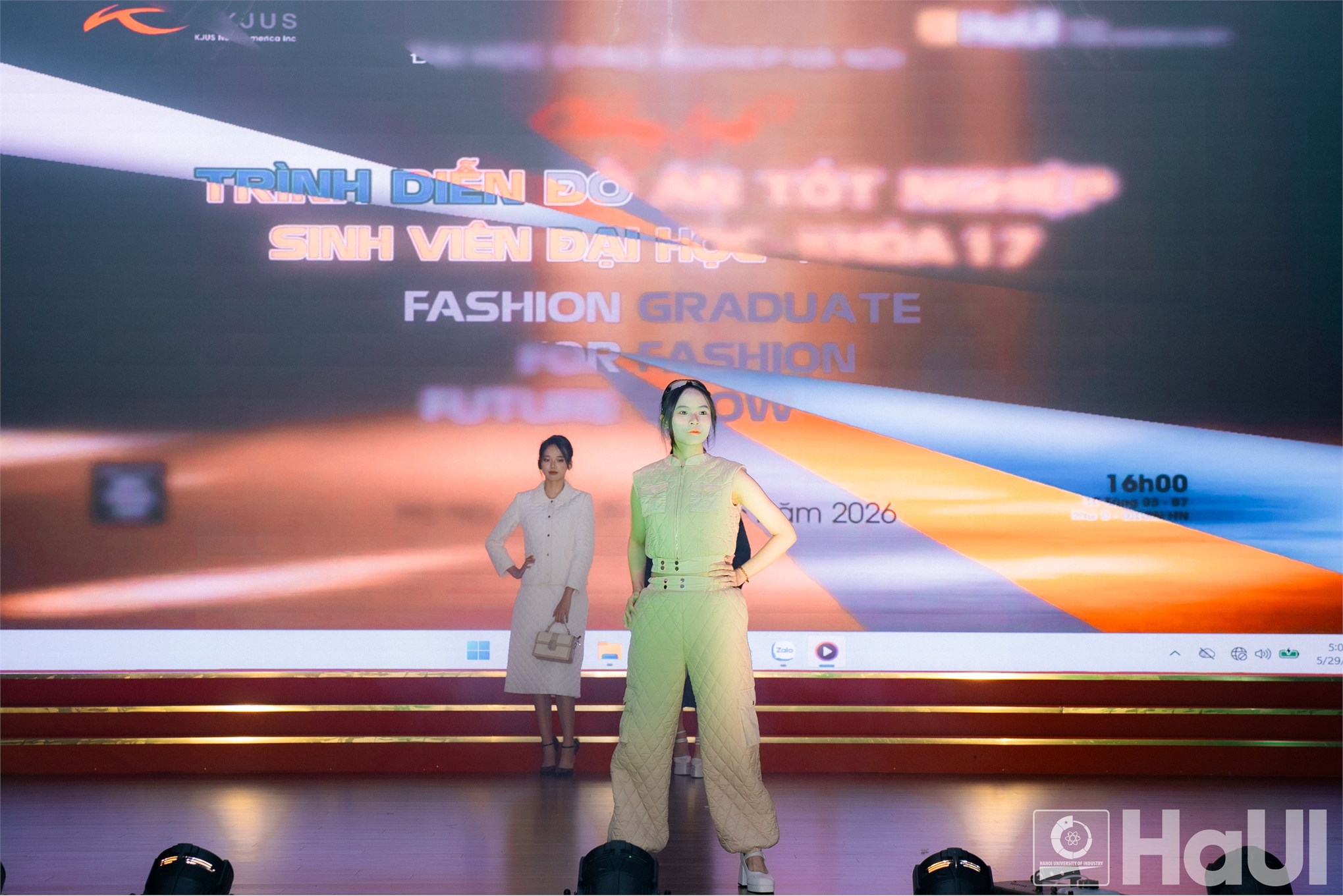 Từ ý tưởng đến đơn hàng thực tế: Ngành Công nghệ dệt, may khẳng định năng lực đào tạo qua màn trình diễn thời trang ứng dụng tại Đại học công nghiệp Hà Nội