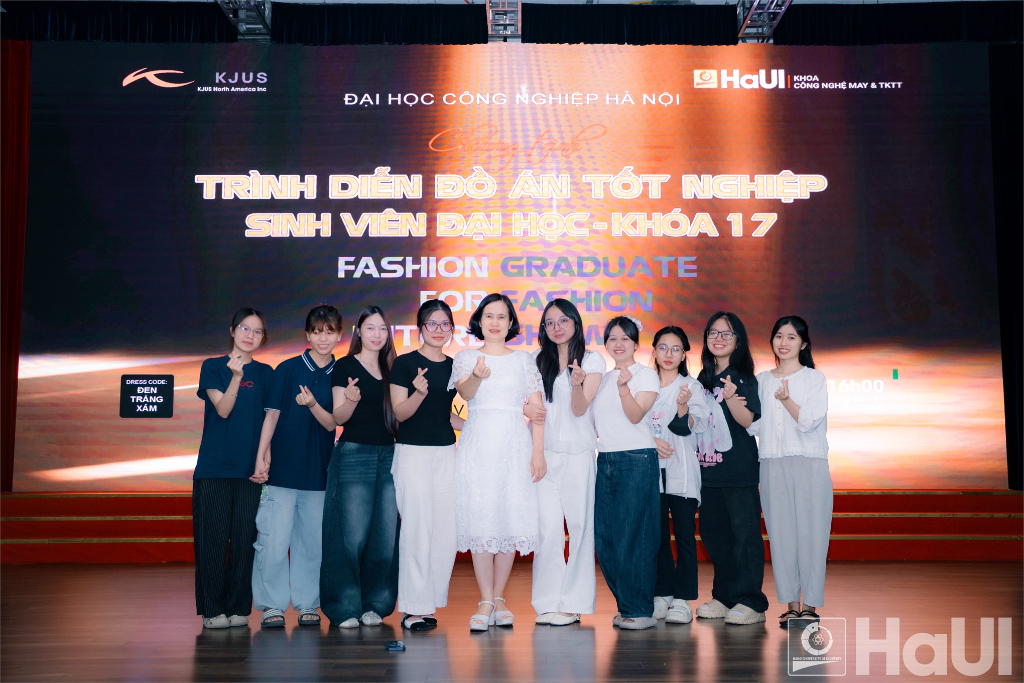 Từ ý tưởng đến đơn hàng thực tế: Ngành Công nghệ dệt, may khẳng định năng lực đào tạo qua màn trình diễn thời trang ứng dụng tại Đại học công nghiệp Hà Nội