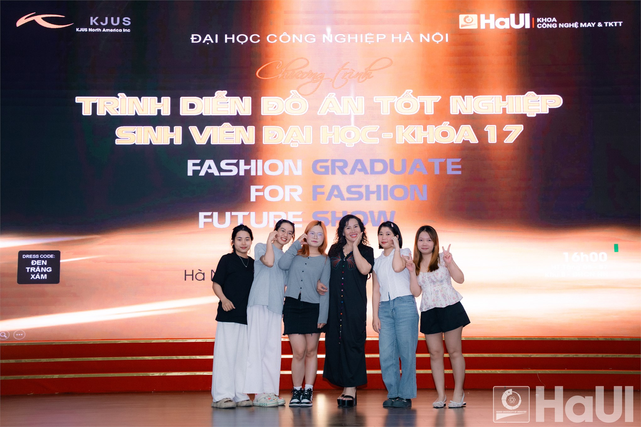 Từ ý tưởng đến đơn hàng thực tế: Ngành Công nghệ dệt, may khẳng định năng lực đào tạo qua màn trình diễn thời trang ứng dụng tại Đại học công nghiệp Hà Nội