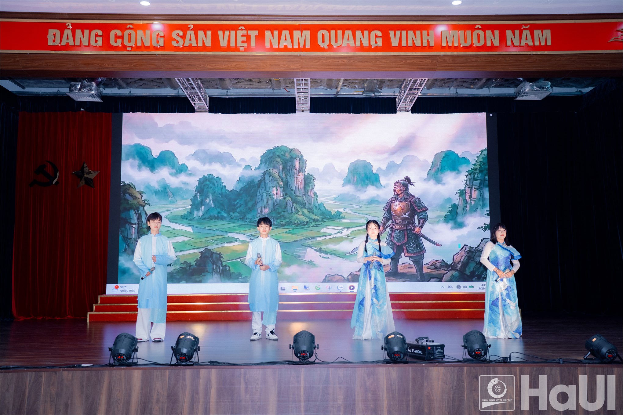 Từ ý tưởng đến đơn hàng thực tế: Ngành Công nghệ dệt, may khẳng định năng lực đào tạo qua màn trình diễn thời trang ứng dụng tại Đại học công nghiệp Hà Nội
