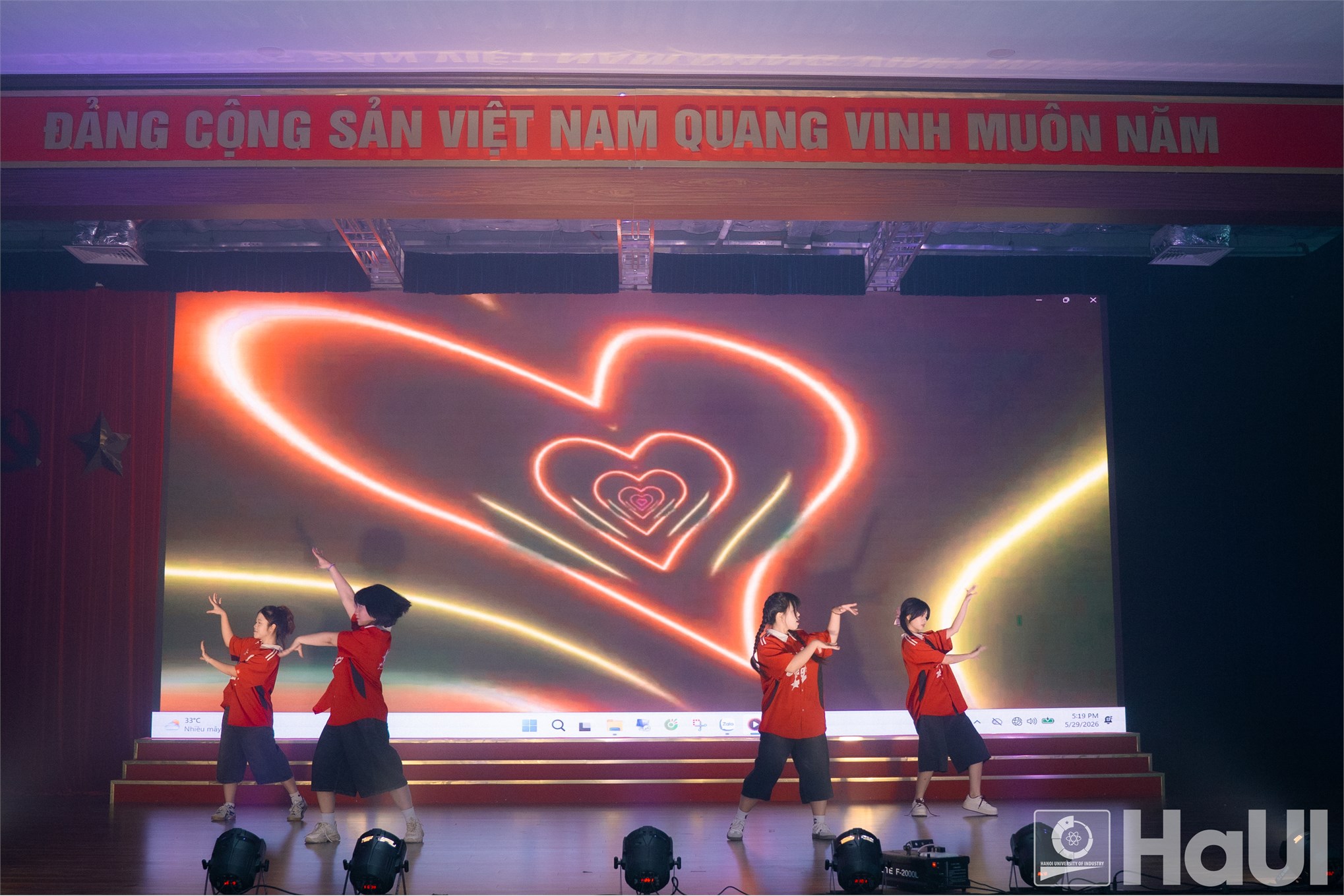 Từ ý tưởng đến đơn hàng thực tế: Ngành Công nghệ dệt, may khẳng định năng lực đào tạo qua màn trình diễn thời trang ứng dụng tại Đại học công nghiệp Hà Nội