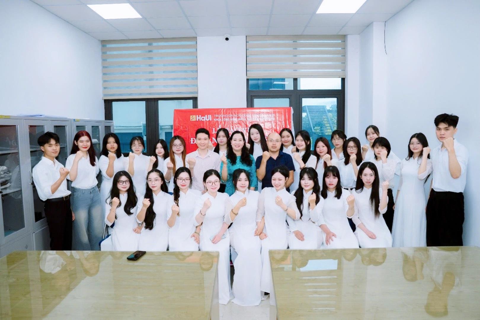 Lễ bảo vệ đồ án tốt nghiệp đại học khóa 17, ngành Công nghệ Vật liệu Dệt may- Dấu mốc khẳng định tri thức- khát vọng tuổi trẻ
