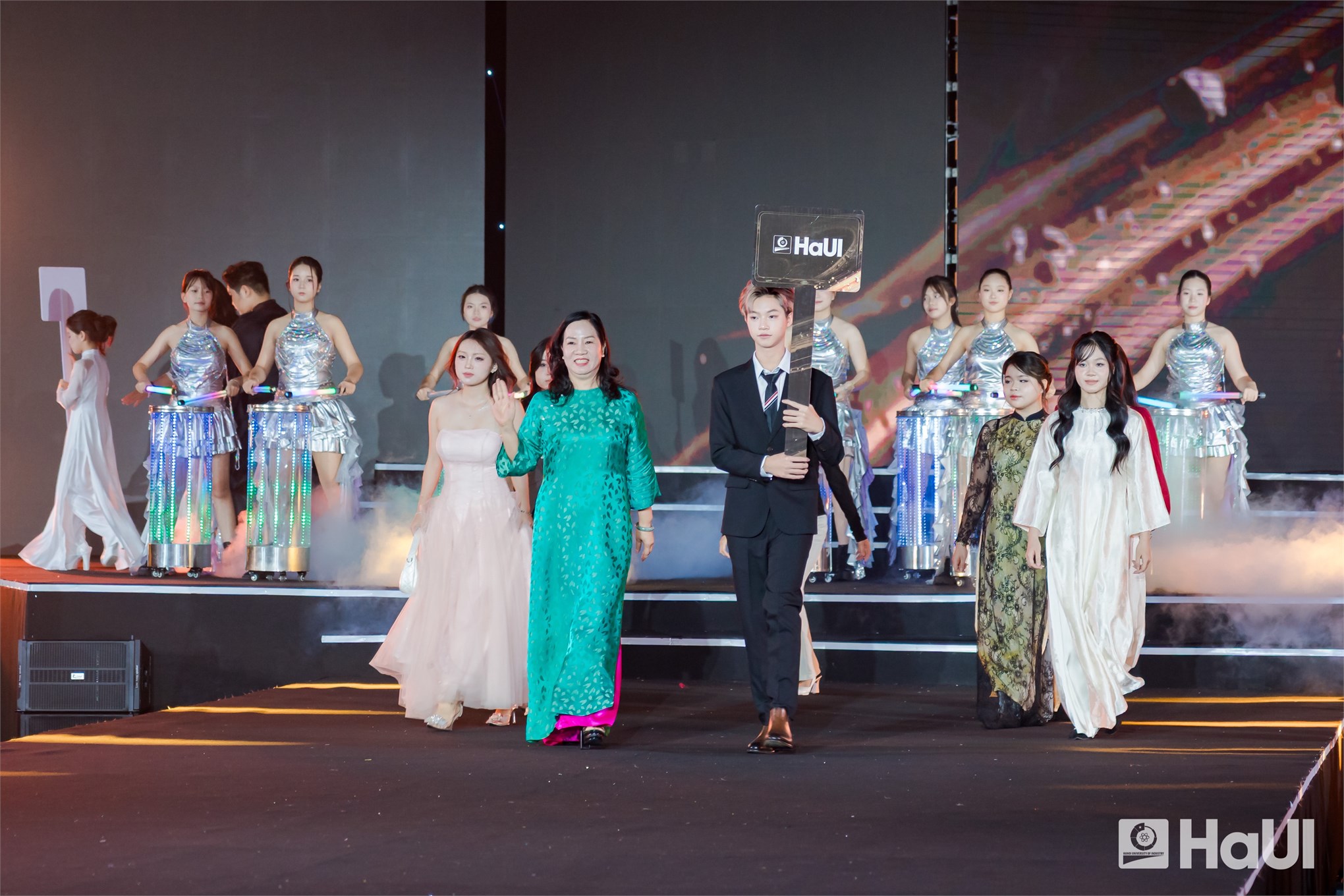 Sinh viên Khoa Công nghệ May & Thiết kế thời trang ghi đấu ấn tại sự kiện thời trang toàn cầu Global Fashion Week All Stars 2026
