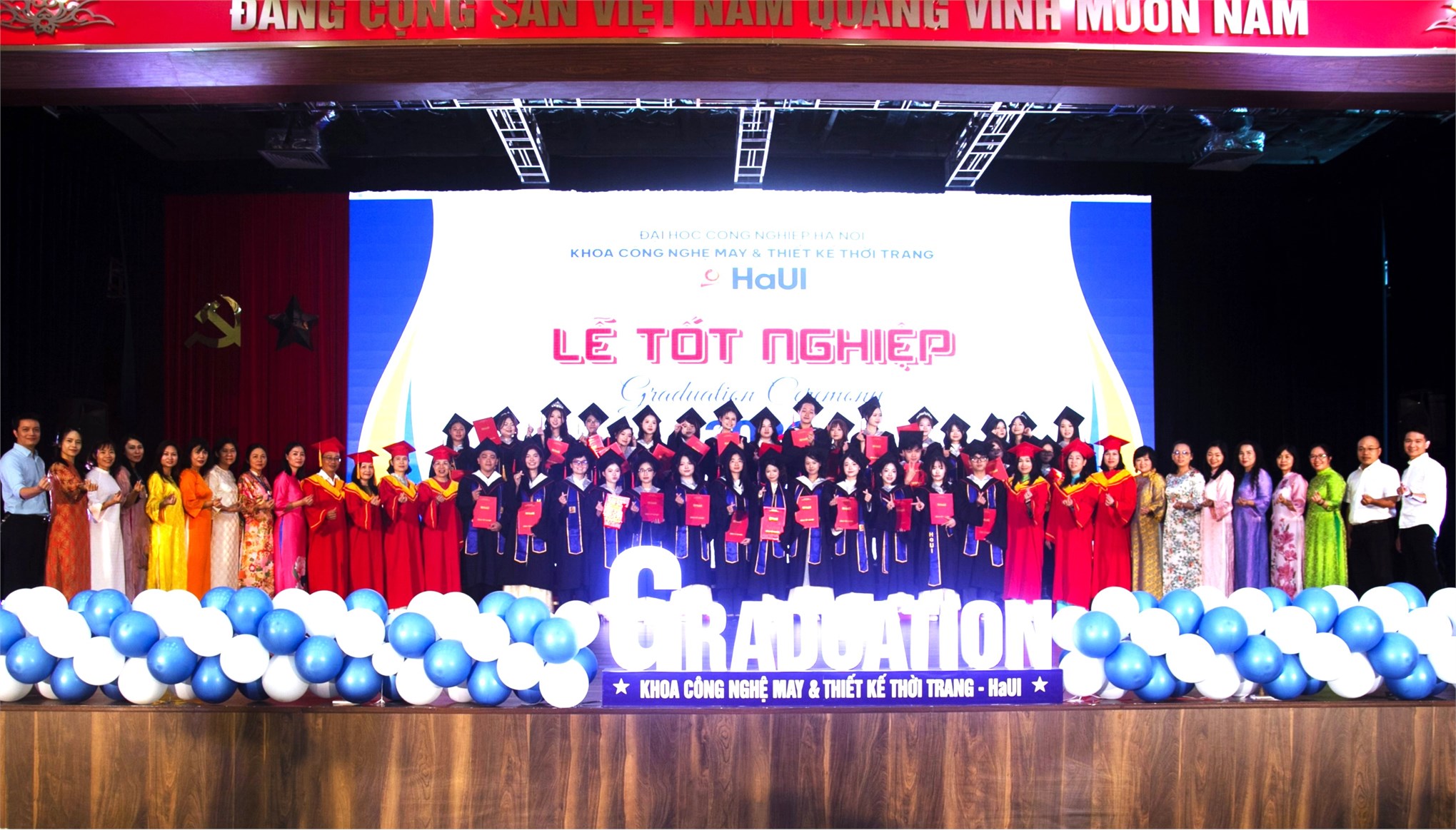 LỄ TỐT NGHIỆP KHOA CÔNG NGHỆ MAY & THIẾT KẾ THỜI TRANG NĂM 2026 - KHÉP LẠI MỘT HÀNH TRÌNH, MỞ RA NHỮNG CHẶNG ĐƯỜNG MỚI