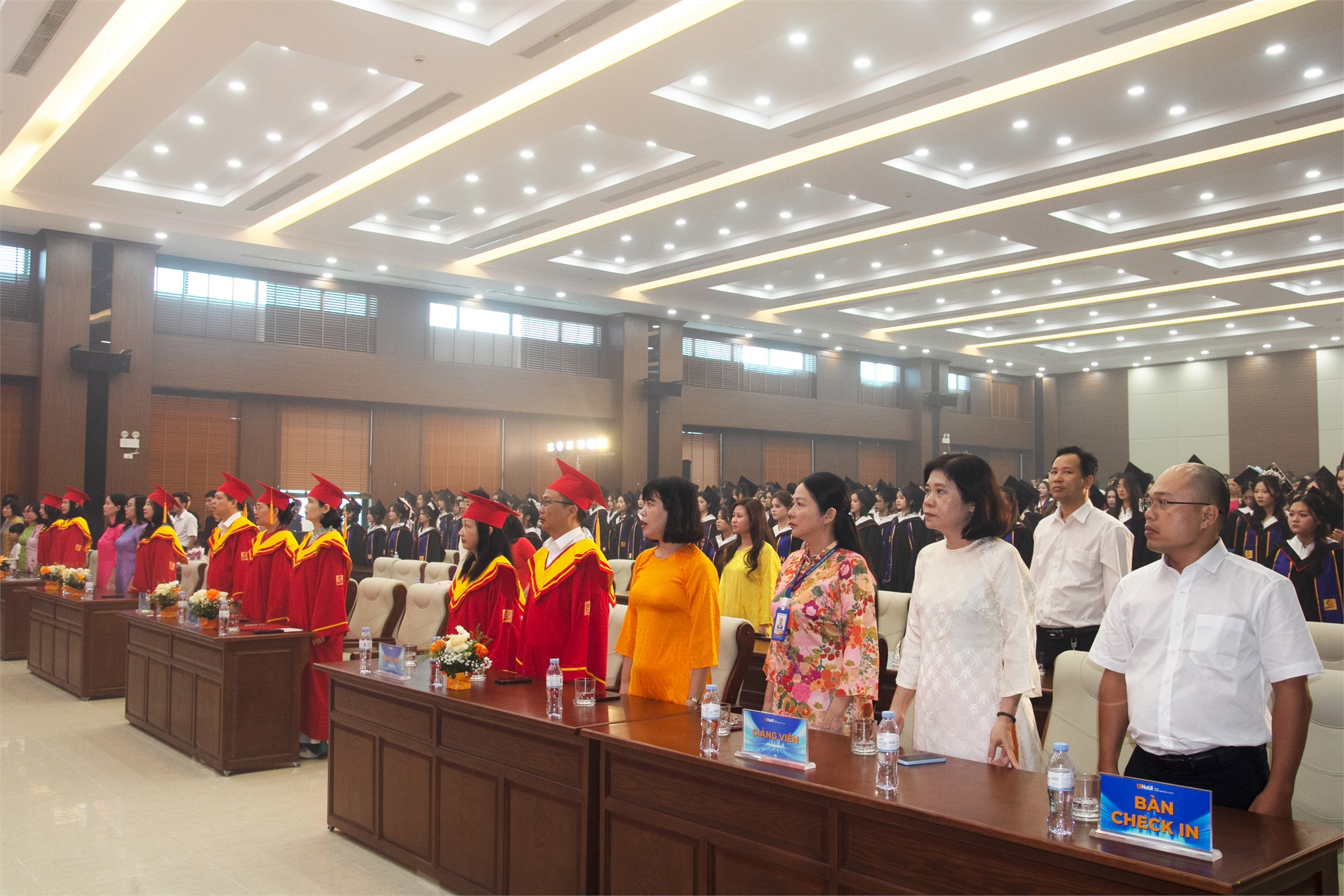 LỄ TỐT NGHIỆP KHOA CÔNG NGHỆ MAY & THIẾT KẾ THỜI TRANG NĂM 2026 - KHÉP LẠI MỘT HÀNH TRÌNH, MỞ RA NHỮNG CHẶNG ĐƯỜNG MỚI