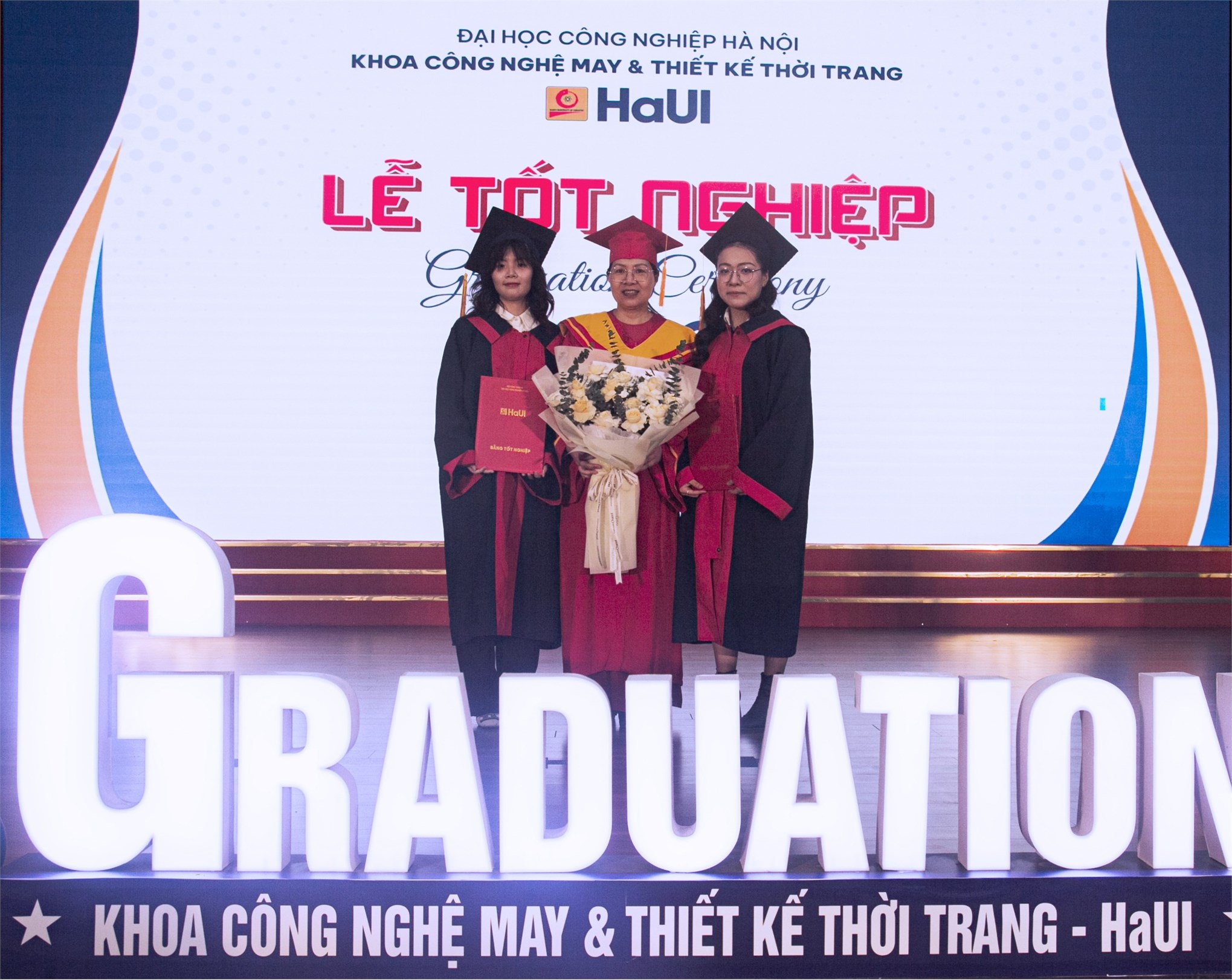 LỄ TỐT NGHIỆP KHOA CÔNG NGHỆ MAY & THIẾT KẾ THỜI TRANG NĂM 2026 - KHÉP LẠI MỘT HÀNH TRÌNH, MỞ RA NHỮNG CHẶNG ĐƯỜNG MỚI