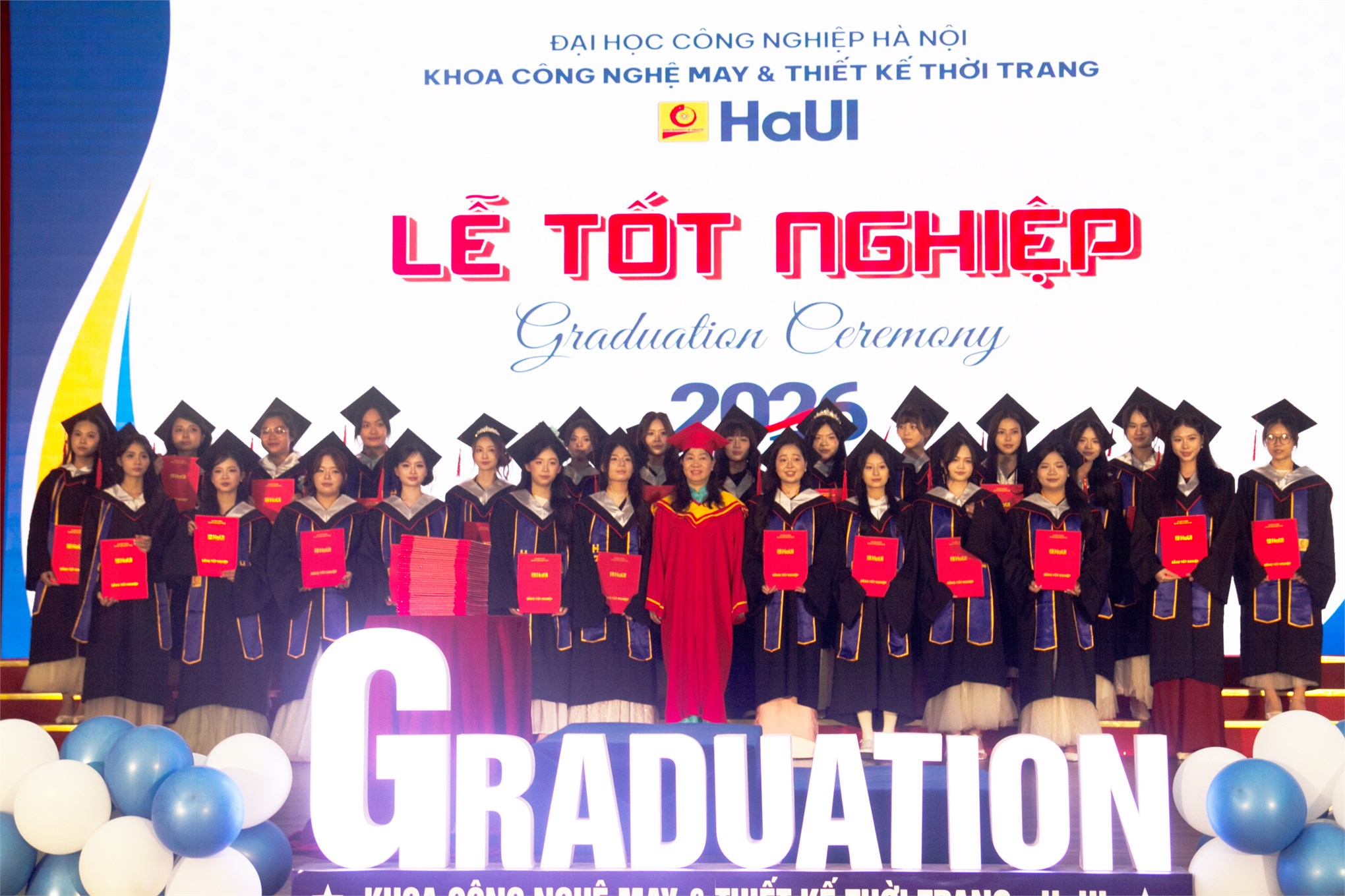 LỄ TỐT NGHIỆP KHOA CÔNG NGHỆ MAY & THIẾT KẾ THỜI TRANG NĂM 2026 - KHÉP LẠI MỘT HÀNH TRÌNH, MỞ RA NHỮNG CHẶNG ĐƯỜNG MỚI