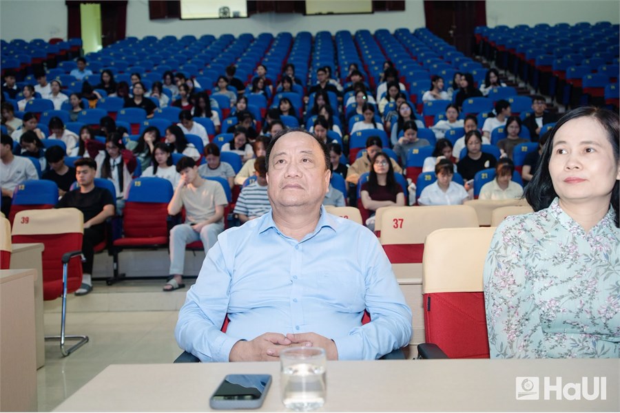 ĐỊNH HƯỚNG NGHỀ NGHIỆP CHO SINH VIÊN K21: VỮNG BƯỚC TƯƠNG LAI