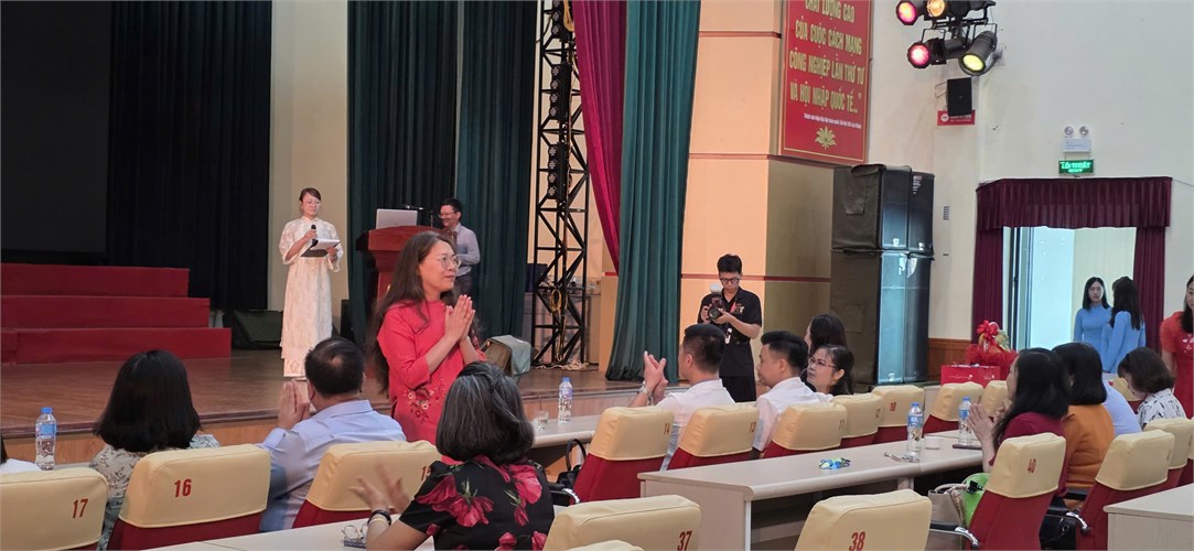 ĐỊNH HƯỚNG NGHỀ NGHIỆP CHO SINH VIÊN K21: VỮNG BƯỚC TƯƠNG LAI